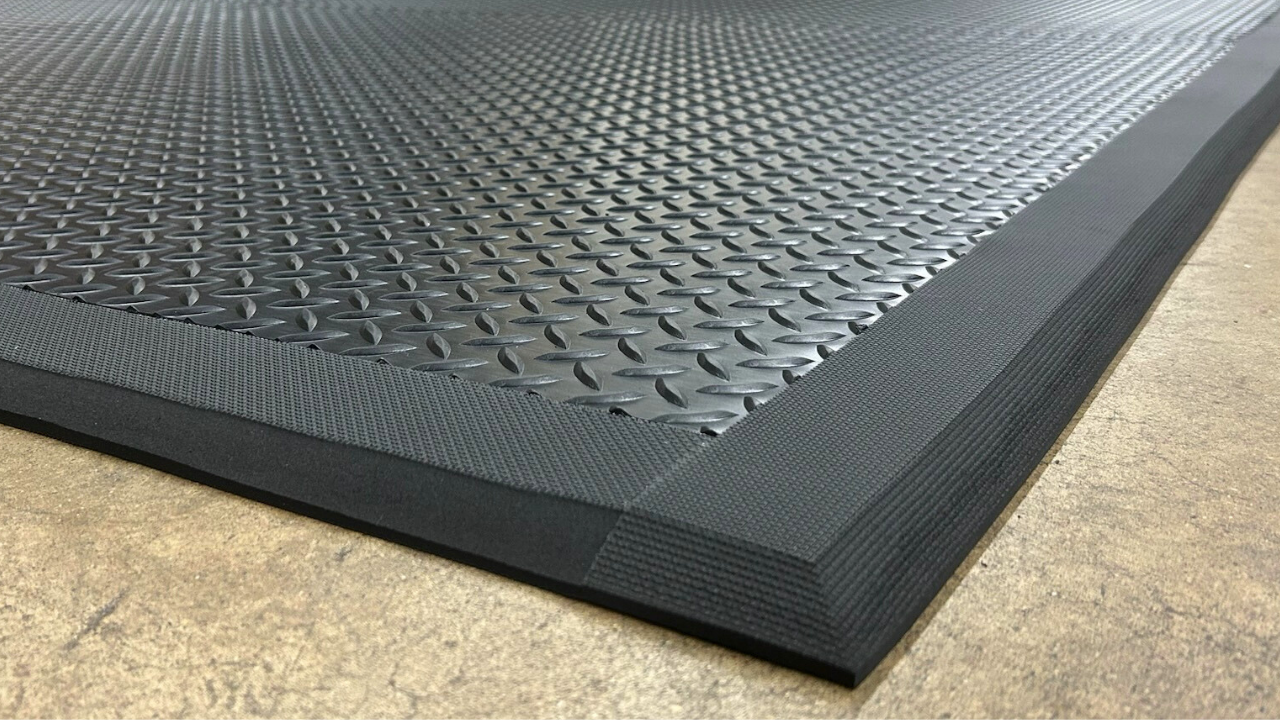 NitriTuf Diamond Series, Plain Border, 3' Wide, w/ Grip-R